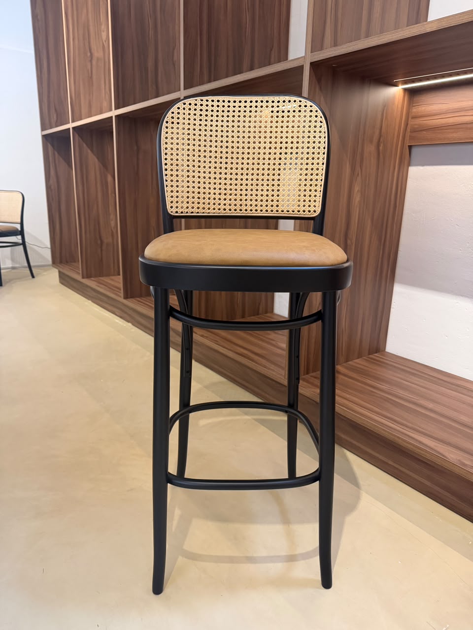 TABURETE THONET NRO 811