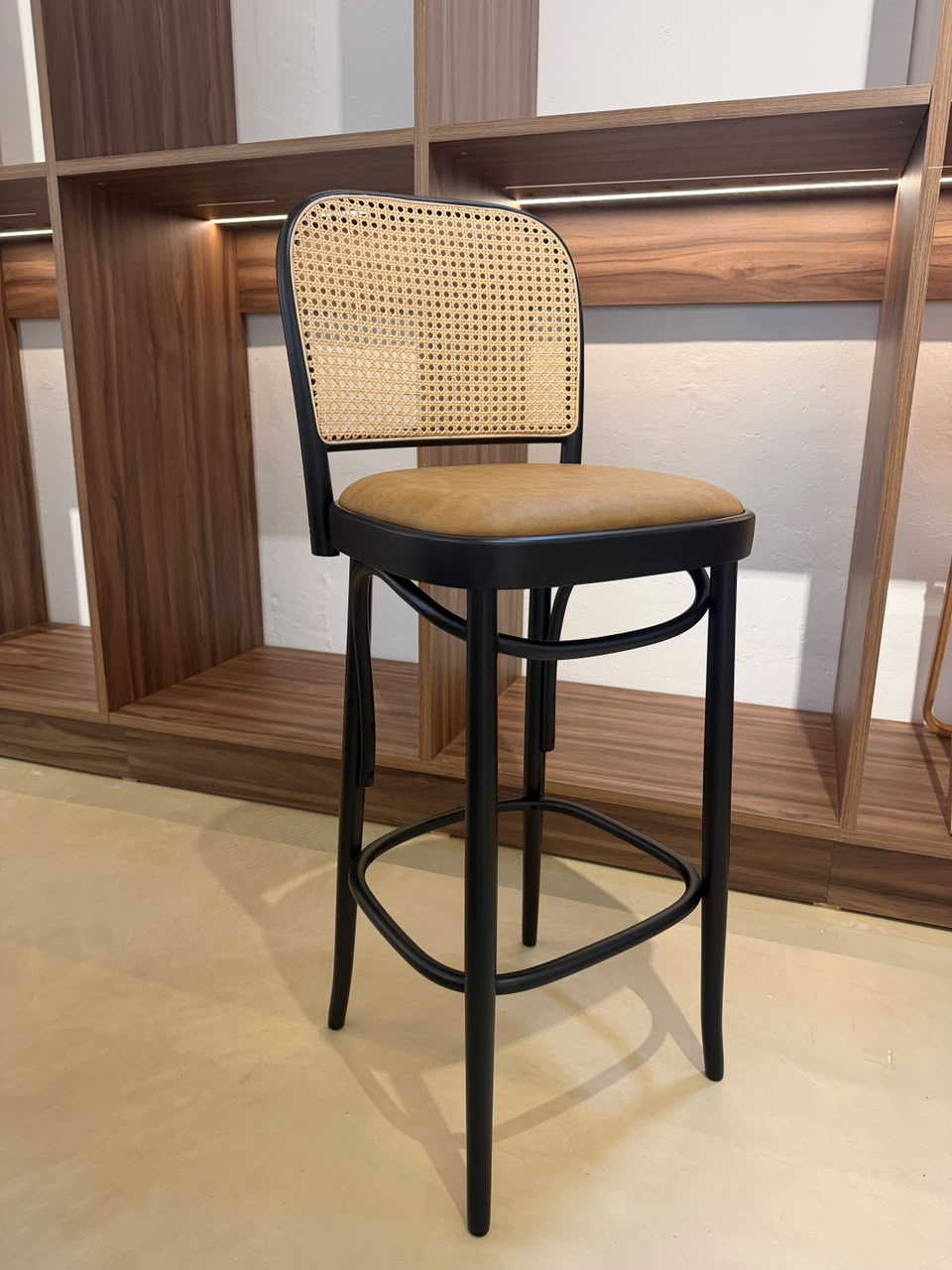 TABURETE THONET NRO 811